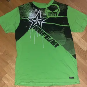 En neon grön No fear t-shirt som inte kommer till användning längre, använd 6-7 gånger för länge sedan men i väldigt bra skick! Storlek M i herr