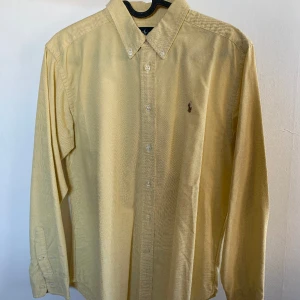 Ralph Lauren skjorta - Köpt i USA så det är amerikansk storlek (18) vilket motsvarar typ medium.  Bra skick. 