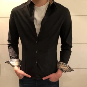 Burberry skjorta - Den är i perfekt skick Fraktar samma dag om du beställer innan kl 6 Pris kan diskuteras vid snabba affär