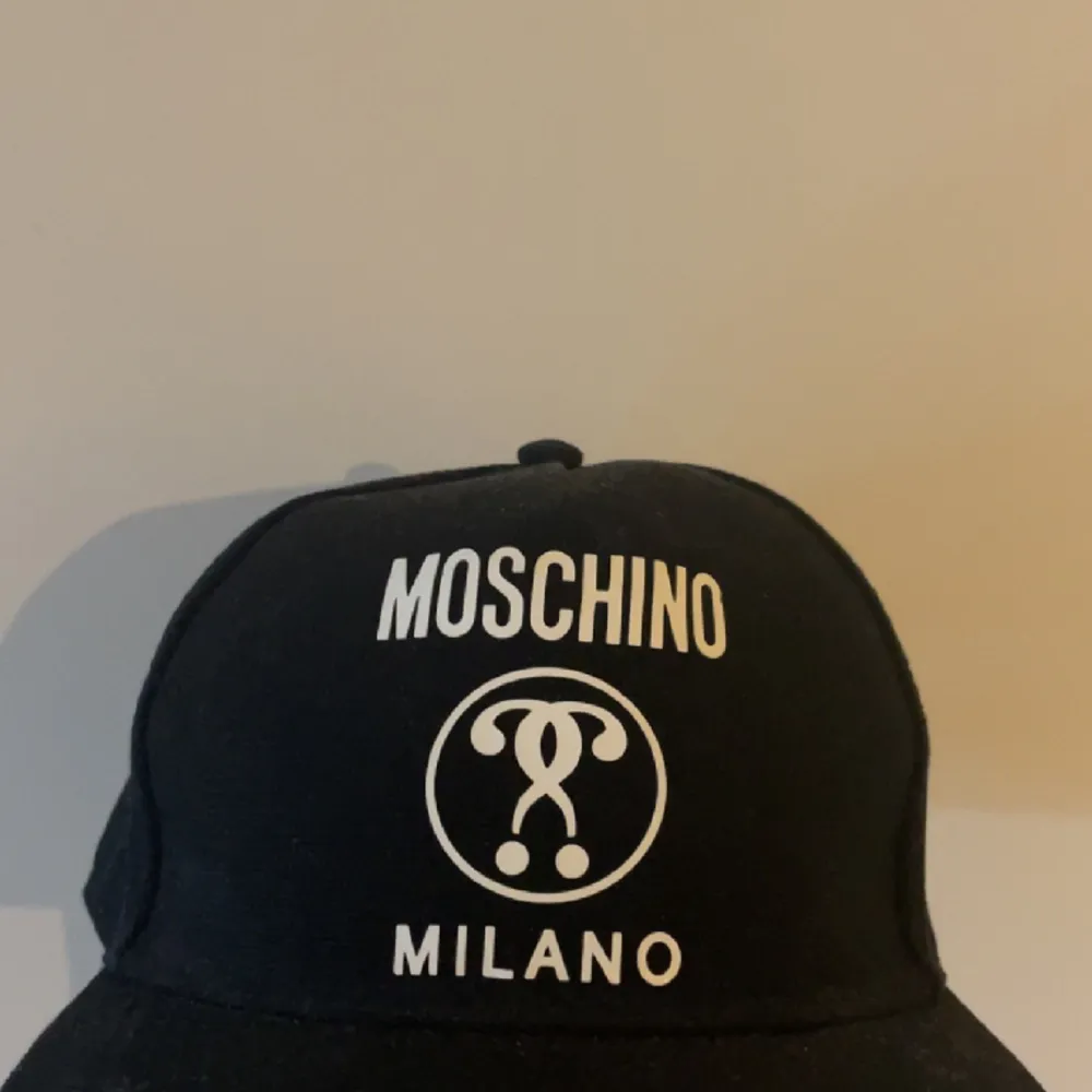 Säljer min moschino keps nu eftersom den kommer ej till användning längre. Kepsen är bara dammig för att jag har ej använt den på länge annars är den i nästan nyskick. Nypris 1000kr. Accessoarer.