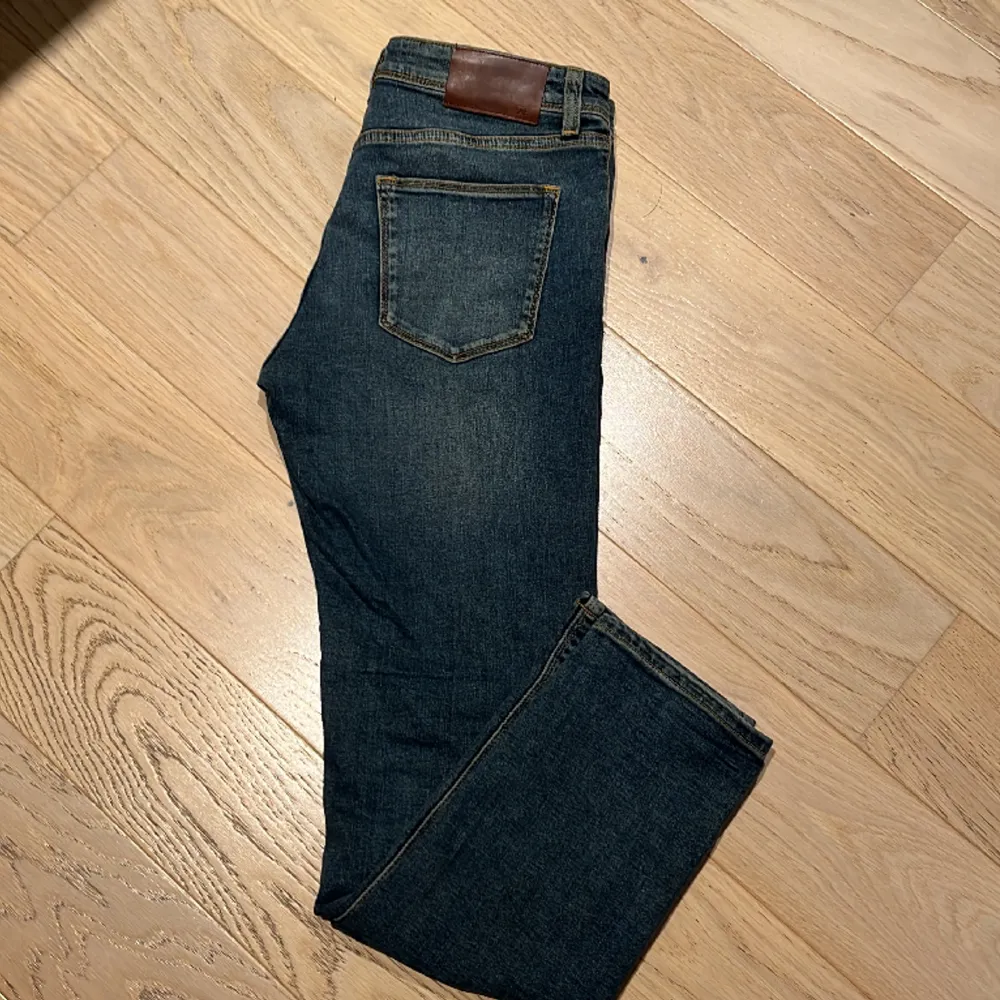 Tjena, säljer en par feta J.Lindeberg jeans i färgen mörkblå samt storleken 30/30. Skick 9/10 sparsamt använda inga stora märken eller problem. Kom dm för fler bilder/frågor osv!😅. Jeans & Byxor.