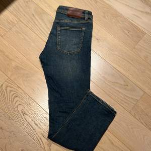Tjena, säljer en par feta J.Lindeberg jeans i färgen mörkblå samt storleken 30/30. Skick 9/10 sparsamt använda inga stora märken eller problem. Kom dm för fler bilder/frågor osv!😅