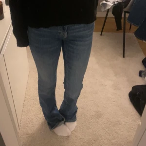 Jeans  - Super snygga jeans från zara, säljer då dem tyvärr är för långa för mig som har väldigt korta ben, skriv för fler bilder, gick inte att lägga in fler än 3💞💞