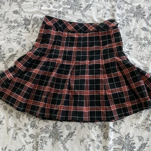 Mönstrad Tenniskjol - Säljer då jag aldrig använder 💕 Bara testad, perfekt skick! Strl 34 men jag upplever den som S/XS