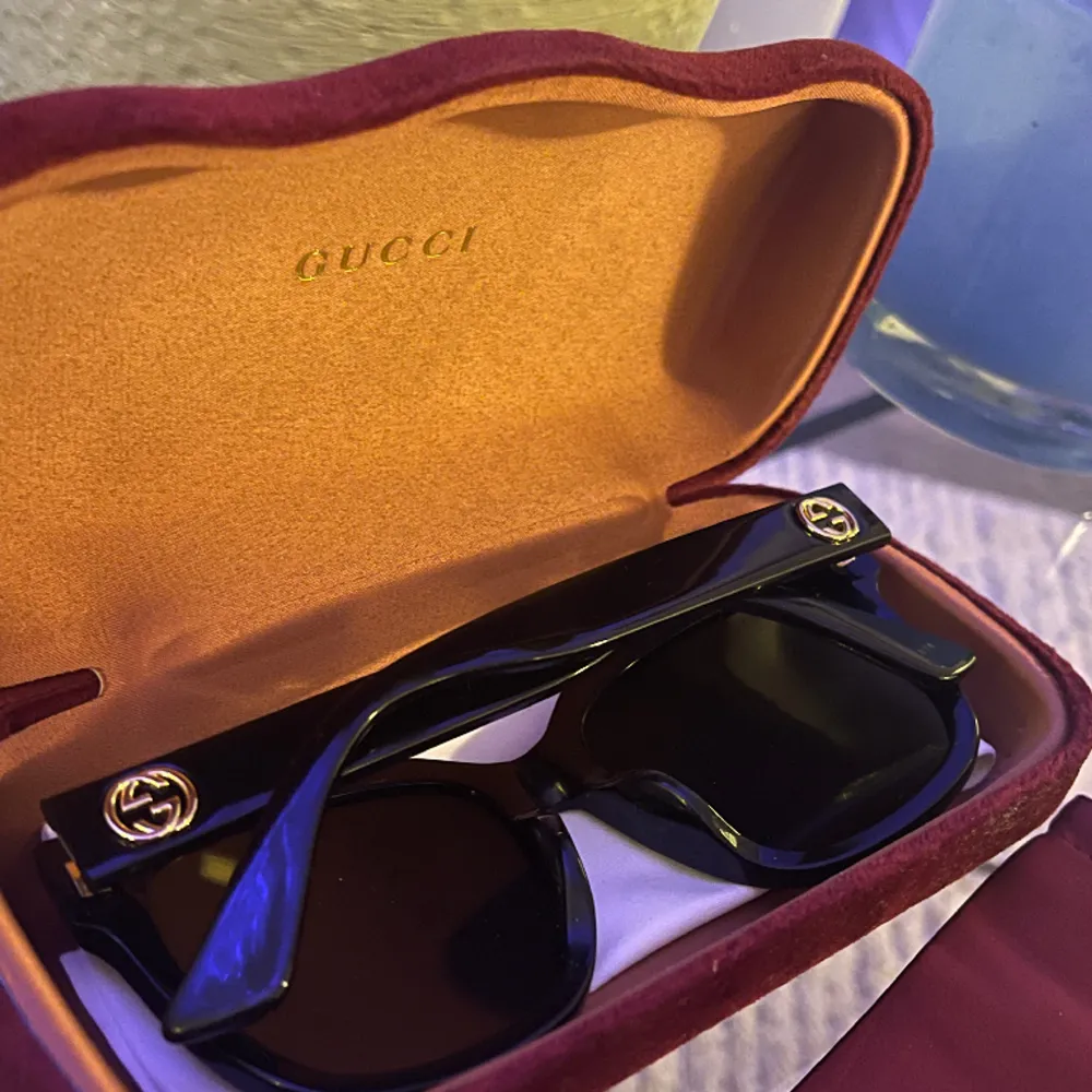 Gucci solglasögon. Köpta på synsam, värda 2799kr. Använda totalt 3 gånger, nyskick.  Kvitto, Fodral, påse och putsduk finns kvar.  . Accessoarer.