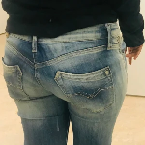 Super snygga jeans - Lågmidjade i en blå färg och outwashd 