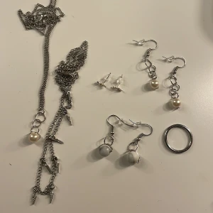 Smycken, silver - Säljer alla dessa silversmycken! Om du vill köpa allihop kostar det 250 kr (pris kan diskuteras)💗Om du vill köpa en av de kan du höra av dig till mig så diskuterar vi ett pris på varan❣️Hör av dig för fler frågor eller bilder💗