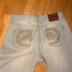 Jeans med tryck - Sjukt snygga och fräscha jeans!!! 9/10 i skick. De är otroligt sköna och faller snyggt på benen!!!
