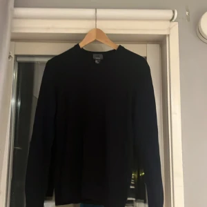 Stickad  - Jag säljer denna stickade tröja från HM eftersom den inte används. Nypriset är 299kr.