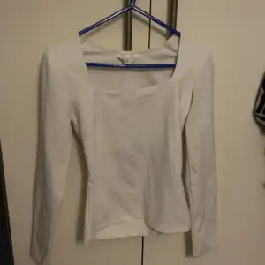 En enkel vit tröja i lite tjockare material🥰Det syns att den är använd men finns inga synliga skador på den
