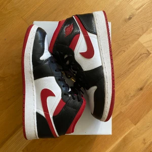 Nike Air Jordan 1 Mid - Säljer mina jordans då dom ej kommer till användning längre. Använda få gånger, dock har det blivit lite väck ovanpå sulan som man ser på bilden. Lådan kommer med på köpet! Original pris 1599kr✨