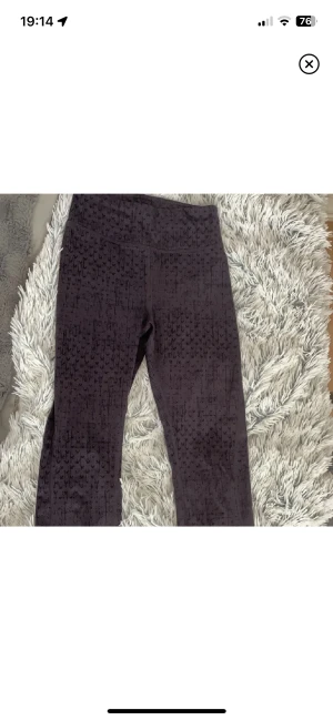 Träningstights - Mörkgråa träningstights från Soc i storlek XS. Helt oanvända, säljer pga att de inte kommer till användning. Skriv privat för fler bilder. Pris kan diskuteras!