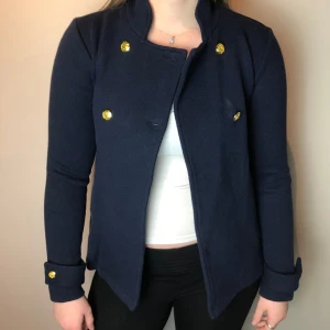 Marinblå skepparkavaj  - Knappar i gulddetaljer och i mjukt material!
