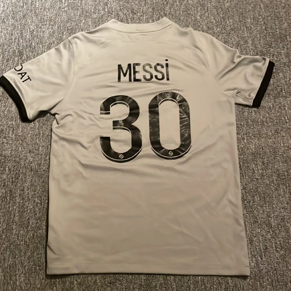 Oanvänd PSG messi tröja storlek M . T-shirts.