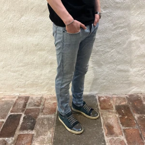 Replay Anbass jeans  - Replay anbass jeans i färgen blå. Storlek 30/32 och modellen på bilden är 182 cm. Fint skick, köp för endast 599kr
