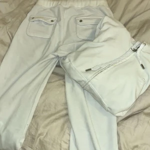 Juicy couture vitt set - Tröja storlek M passar även S Byxor storlek xs Använda- nytt skick Äkta!  Bara seriösa köpare