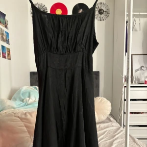 Svart klänning - Svart klänning köpt på Shein. Använd 1 gång men säljer pga jag har för många klänningar. Fint skick. Storlek S, passar mig som är 168cm