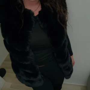 Pälsväst - Fuskpäls som faktist är jätte skön, den är använd 2-3 gånger typ och är köpt för 1500kr. Den är tvättat och ren. Onesize men skulle nog säga att den passar någon som bär 34-40