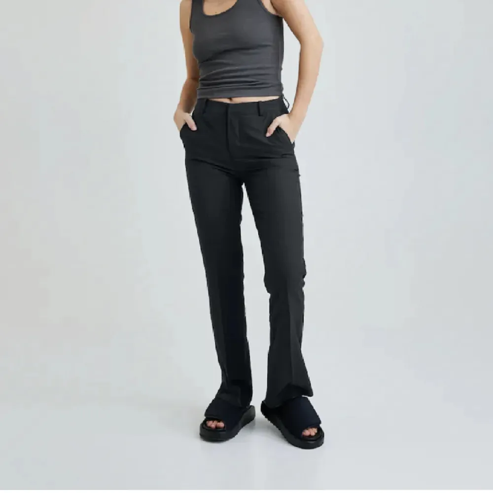Medelhöga kostymbyxor, köpta på bik bok, säljer eftersom de är för små 💞använt typ 3ggr, inga defekter 💞 . Jeans & Byxor.