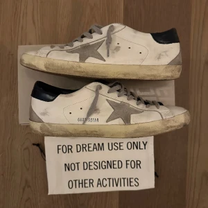 Golden goose skor  - Jättefina, nycksick, köpta på deras hemsida och allting nedkommer! Skriv för fler bilder! 