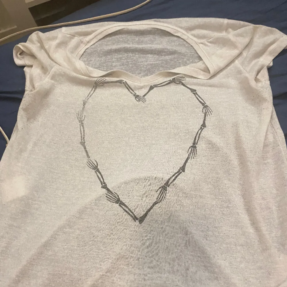 Vit V-ringad t-shirt med hjärta Ganska genomskinlig  Inga defekter . T-shirts.