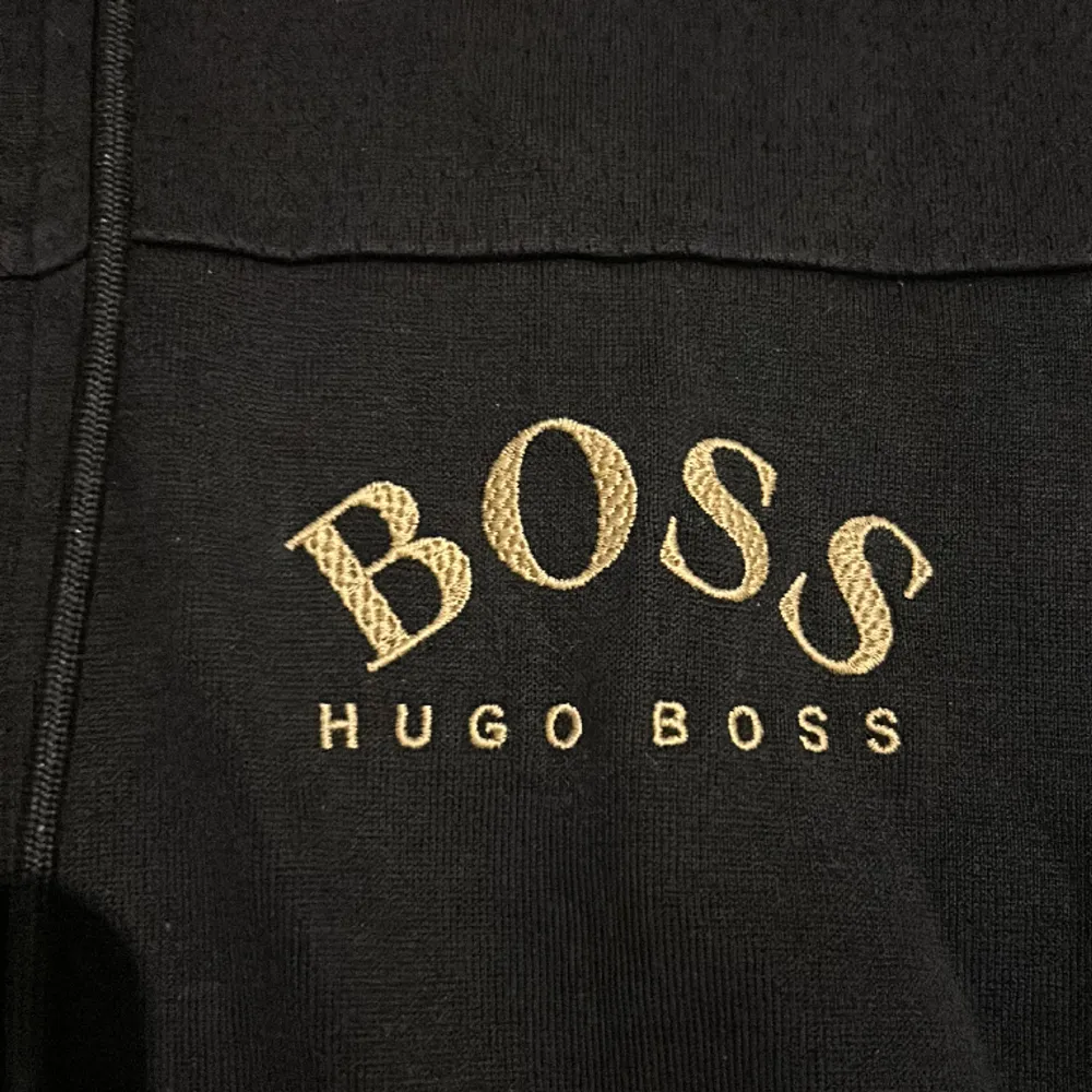 Säljer min gamla Hugo Boss kofta som har vuxit mig ur storleken, den är väldigt stilig och skön    Priset kan diskuteras vid snabb affär 💰💰. Hoodies.