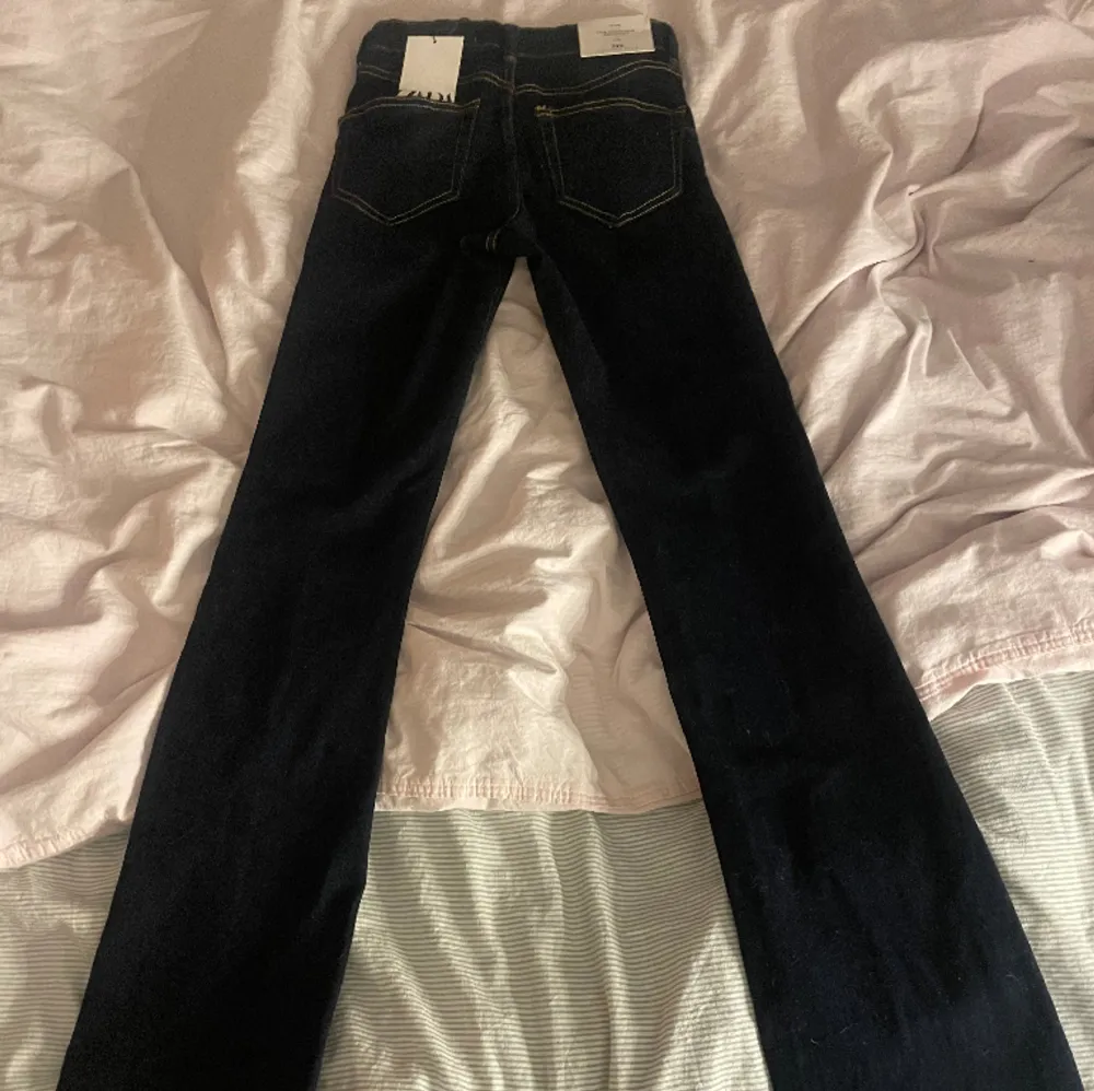 Helt nya zara jeans med prislapp kvar, säljer för dom är för små❤️. Jeans & Byxor.