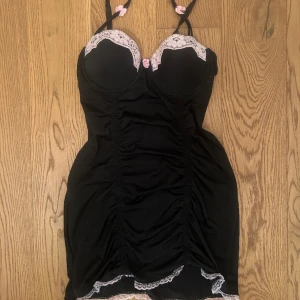 nattlinne - svart nattlinne med rosa detaljer, banden är tyvärr inte justerbara