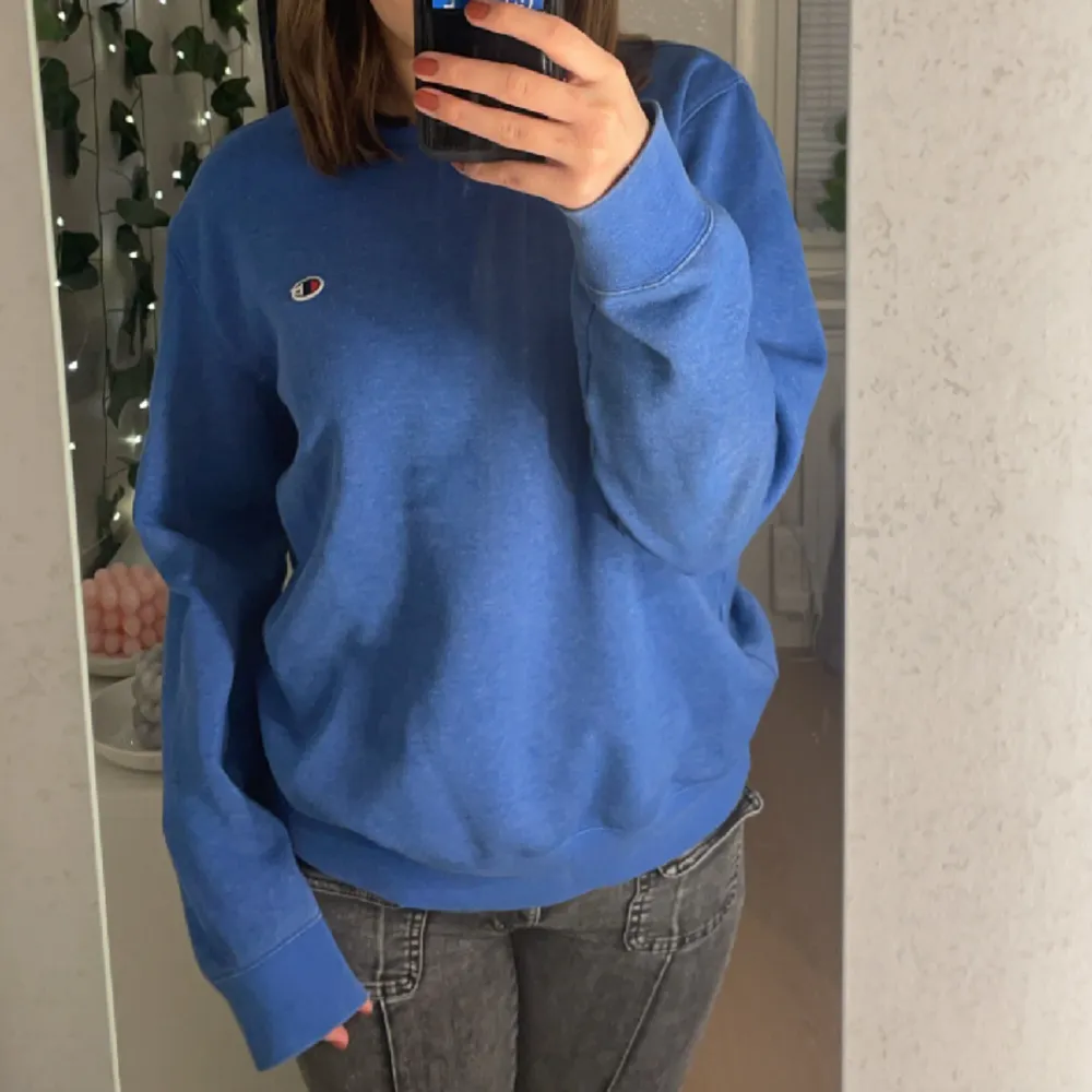 Blå champion sweatshirt i storlek M/S 💙. Hoodies.