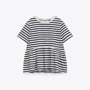 Randig tröja med volang  - Säljer denna svart-vit randiga topp med volang från zara 