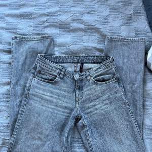 Weekday Arrow Low Straight Jeans. Lågmidjade fina jeans som inte längre passar. Storlek: W26 L30. Nypris: 590kr. Skriv för fler bilder eller frågor!💞