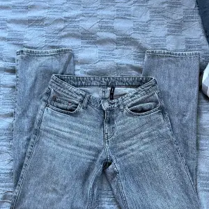 Weekday Arrow Low Straight Jeans. Lågmidjade fina jeans som inte längre passar. Storlek: W26 L30. Nypris: 590kr. Skriv för fler bilder eller frågor!💞