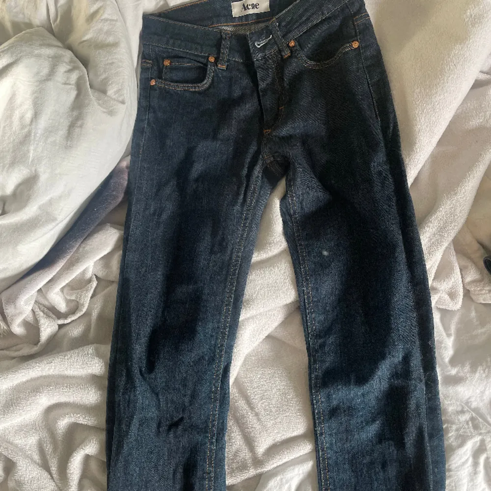 Supersnygga jeans från Acne❤️‍🔥 Storlek 26/32 men små i storleken, passar snarare en 24 eller 25. Slim modell, super skick! 💕. Jeans & Byxor.