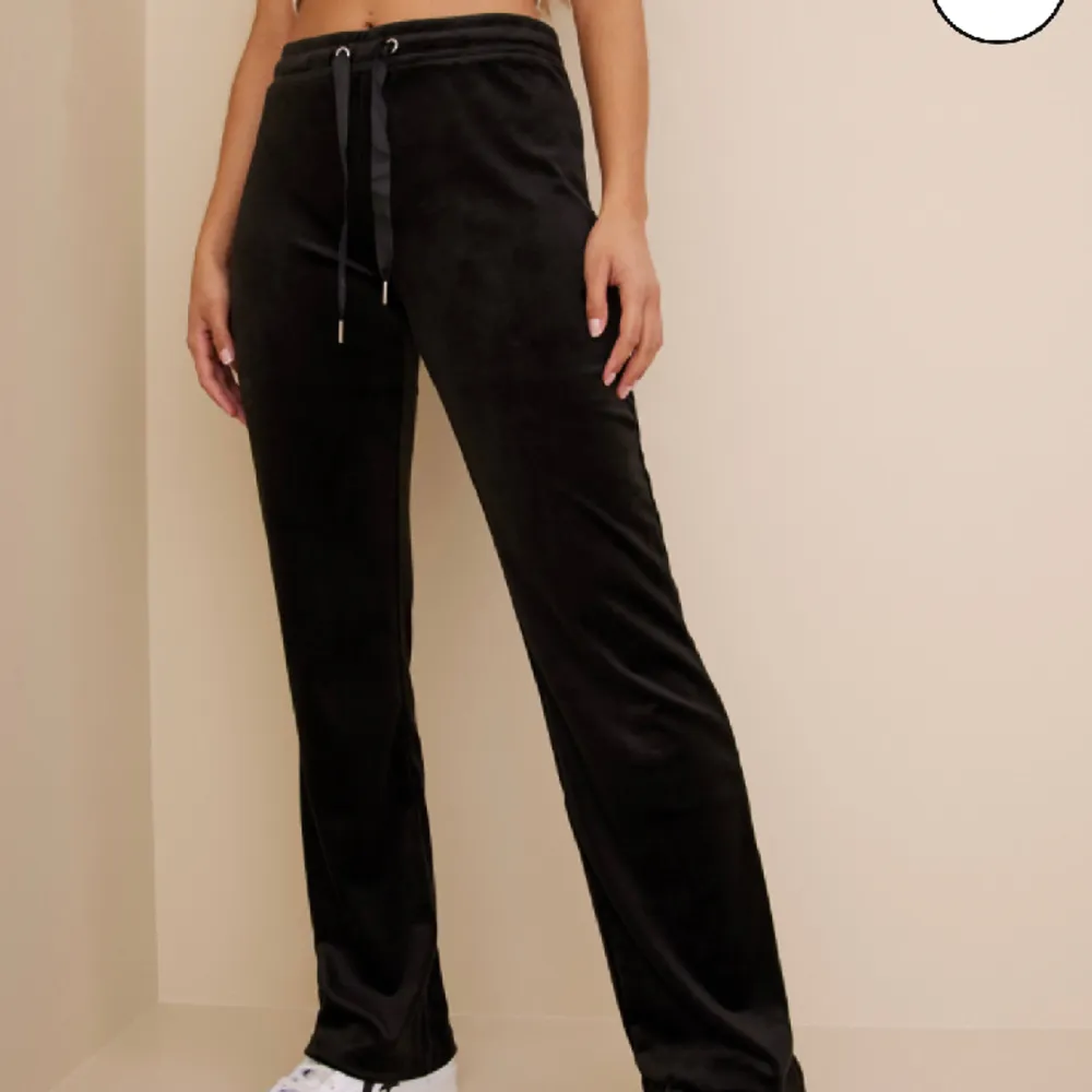 Använda velour byxor från Gina Tricot i modellen ”Cecilia” 🤍slutsålda!. Jeans & Byxor.
