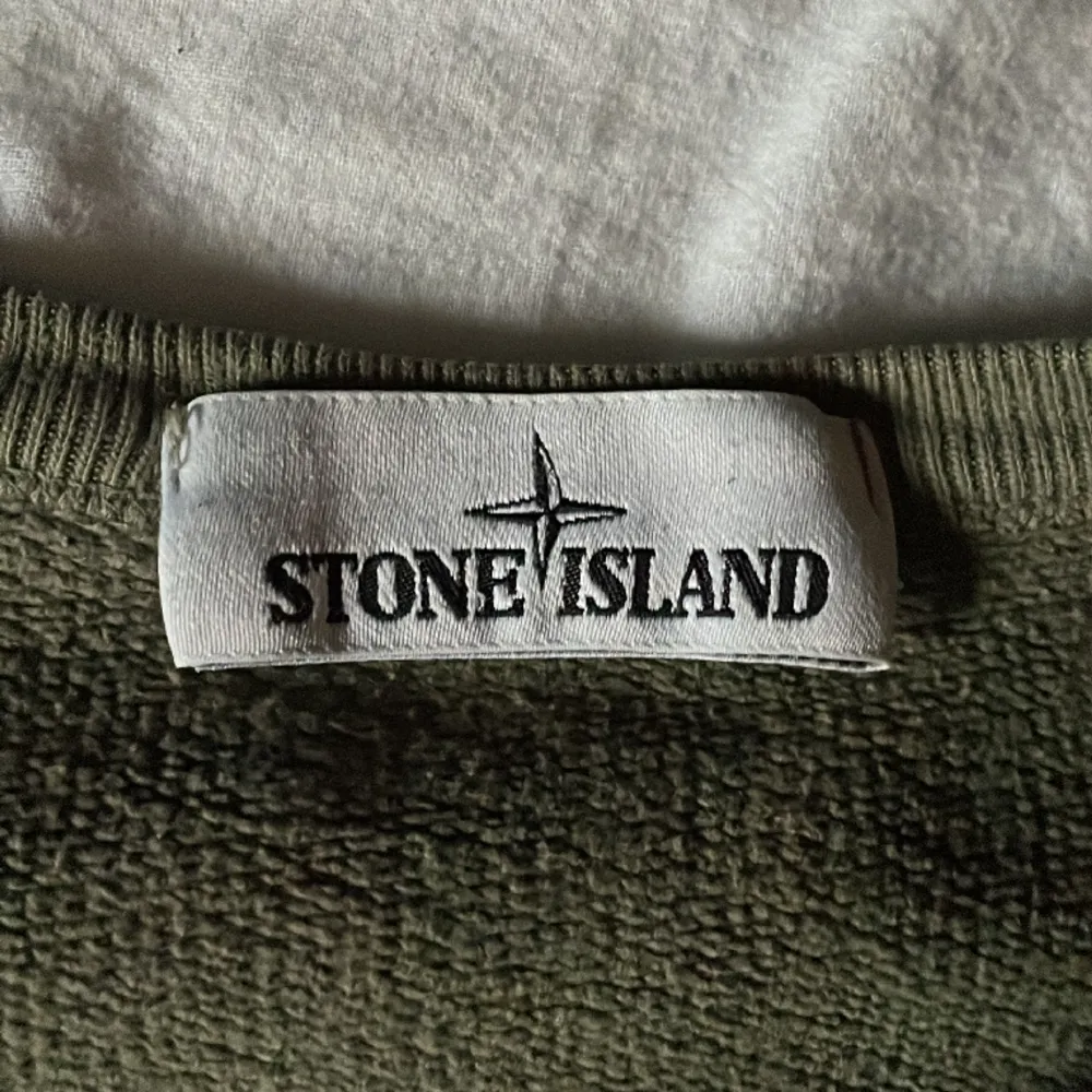 En Stone island tröja som är i storlek L och använd rätt mycket men är j bra skick. Hoodies.