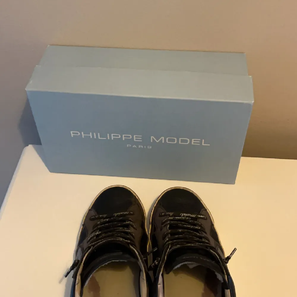 Riktigt snygga och sköna Philippe model skor. Har används en del och några få små skråmor så priset kan diskuteras.  (Box och dustbag medföljer)  Köparen står för frakten. Skor.