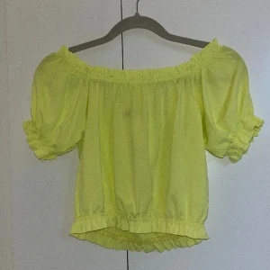 Topp  - En neon gul offshoulder topp ifrån Gina Tricot. Helt oanvänd i storlek M💛