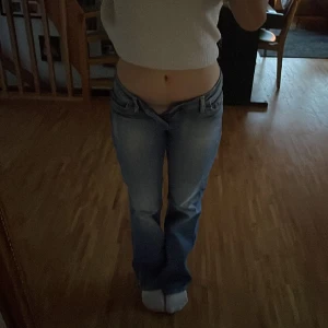 Lågmidjade jeans - Bra skick, super fina, tyvärr lite små på mig men annars satt de bra!