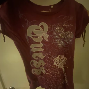 Guess tröja - jättesöt och y2k babytee från guess! storlek 12-14 men passar runt xs-s annars