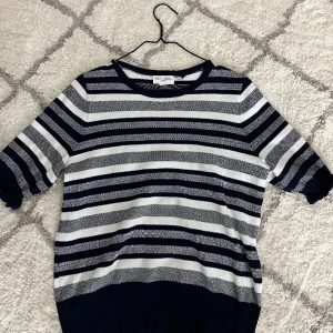 Stickad T-shirt - typ stickad T-shirt från Lindex. Bra skick knappt andvänd💞