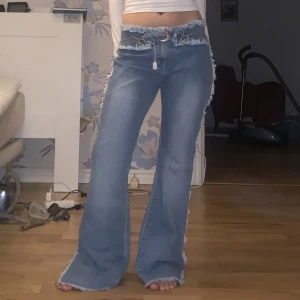 Miss Sixty jeans - Säljer dessa asfeta jeansen från Miss Sixty! Kan skicka mer bilder om det behövs. Köpta för 600kr och aldrig använda av mig (nyskick) för de är för långa samt lite för stora. Jag är oftast strl 36 och skulle säga att dessa är mer strl 38! Hör av dig!💋✨