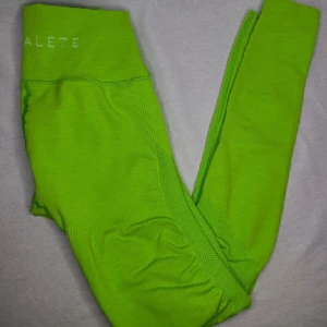 Alphalete Aero Volt Green Tights S - Replicked, too long on me. Cutouts and flattering details. Wide waistband. Gently used condition. Has vents and curved hems. Color is extremely bright and vibrant. No holes, tears, snags, pilling, fuzz, stains, fading. Smoke and pet free storage.