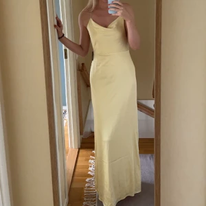 Balklänning - Ljusgul långklänning från Nelly 💛 använd en gång