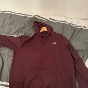 En fräsch Nike hoodie som är använd 2-3 ggr. I storlek XXL