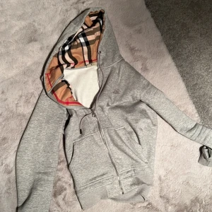 Säljer min burberry zip  - Buruberey zip 7/10 skick Inga större skador. Storlek M