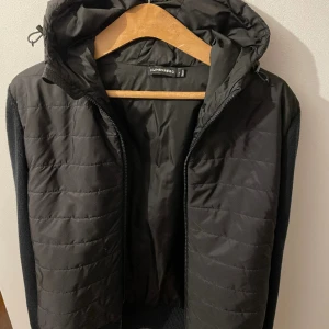 J.Lindeberg jacka - Hej! Säljer en tunn dunjacka från J.Lindeberg som är perfekt till våren. Skick 8/10 använd men utan skador Storlek M