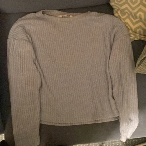 Blå tröja - Den har små tänder men passar väldigt fint med jeans. Den är mjuk men jag har inte koll vad den e gjord av och den e väldigt skönt om det är inte för kallt men inte för varmt ute. Nu såg jag att den va gjord av bomull.