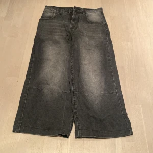 Jaded colossus fit - Gråa jaded colosuss fit i W 30. Perfekt skick. Uppsydda och har längd på 100cm Pris kan alltid diskuteras 