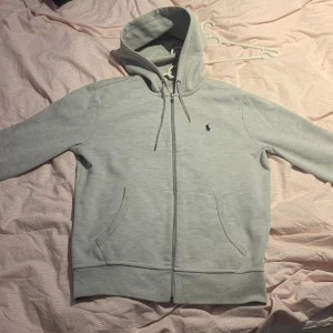RALPH LAUREN ZIP (GRÅ) - Size S / 170 (Passar S/XS) Nypris 2000 kr Sjukt bekväm och snygg kofta från Ralph Lauren, perfekt för båda fina och bekväma outfits