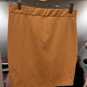 Miniskirts 2st - Två stycken använda men fina kortkjolar, den grå är i storlek S och den beige/oranga i L, dock passar båda typ likadant! Jag är oftast en S/M i storlek❤️ meddela för mer info